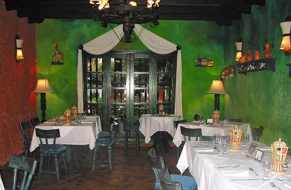 Barranquilla restaurant with green walls and wood ceiling