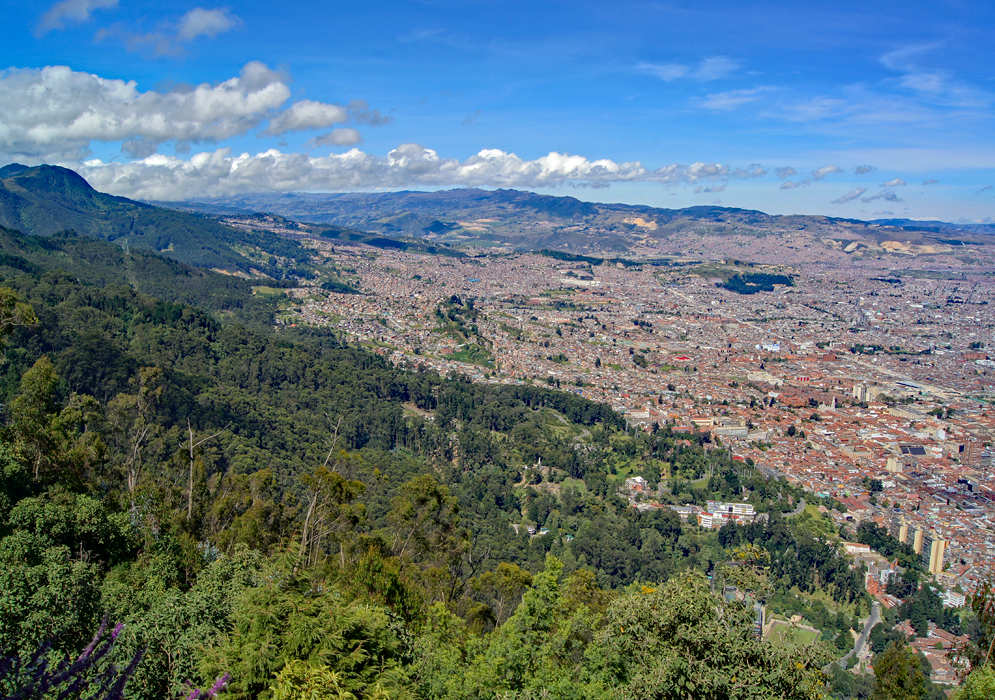 Sprawling northern Bogotá vista under blue skies