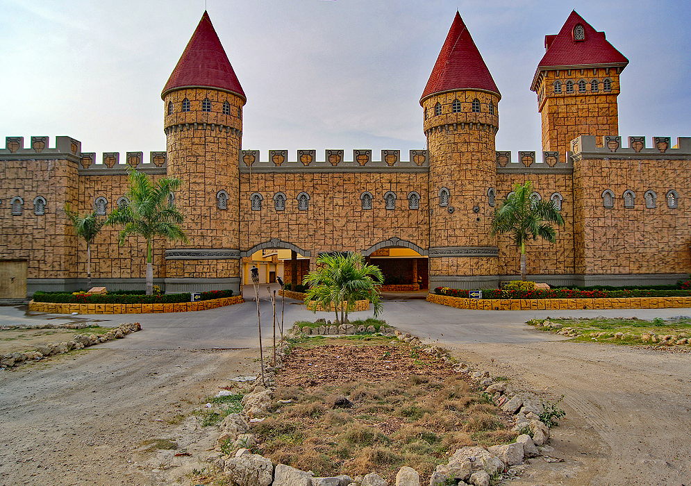 A Colombian motel designed as a castle with walls and towers