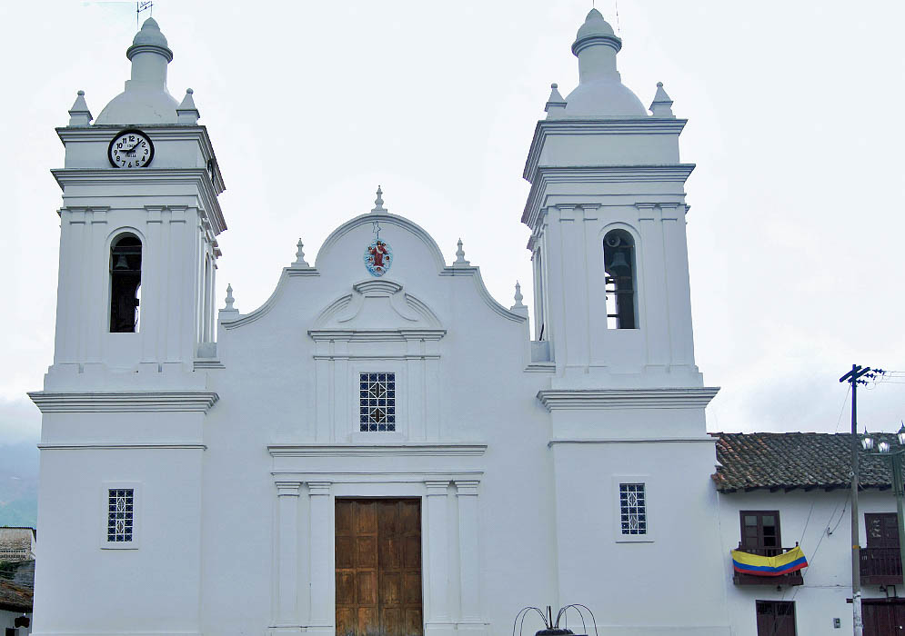 An off-white church in Guaduas 