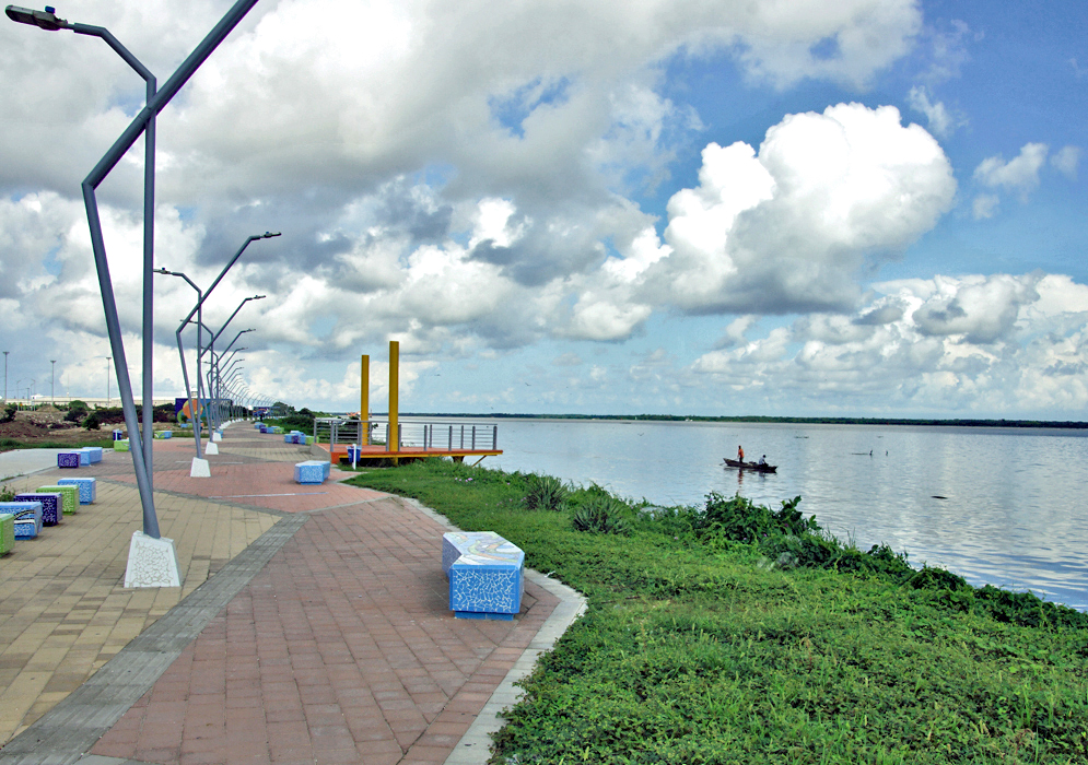 A walkway parallel to the Magdalena River and a lone fishing boat