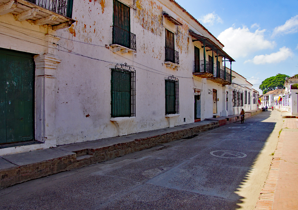 Street in Mompox with white buildings